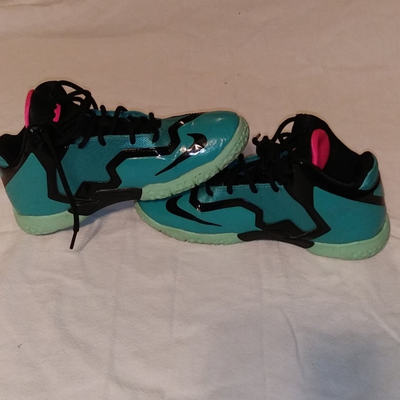 *Nike**Lebrons 11s**South Beach*Grade School - Picture 4 of 9